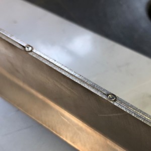 Bodové svařování ruční laserovou svařečkou. Bodové svařování ruční laserovou svařečkou.