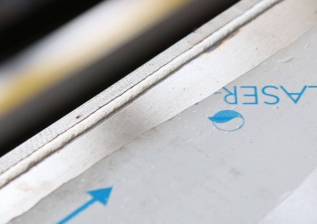 Čistý laserový svar- průvar 10 mm bez potřeby dalších povrchových úprav. Čistý laserový svar- průvar 10 mm bez potřeby dalších povrchových úprav.