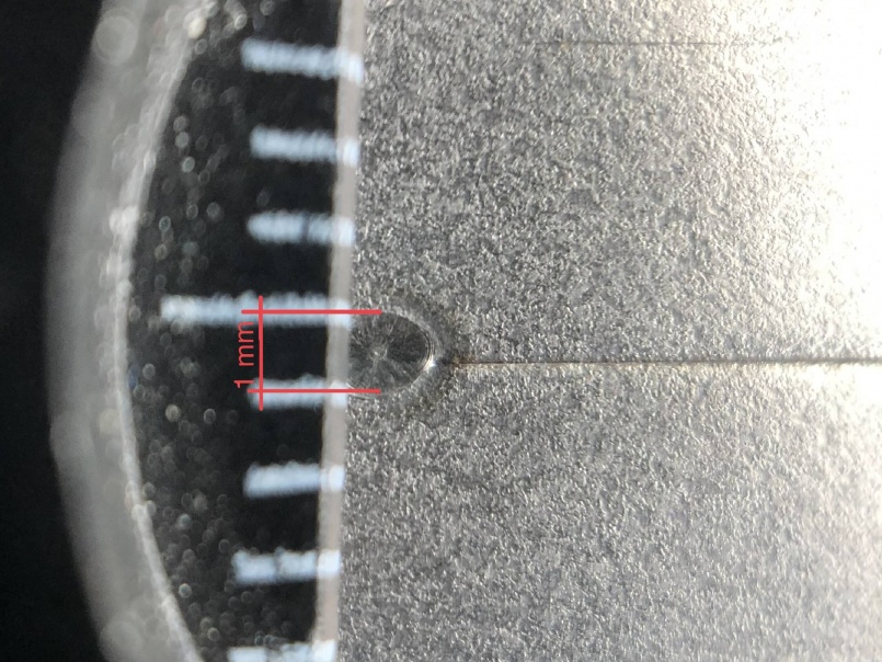 Detail bodování z ruční laserové svařečky. Ocel 0,8 mm.