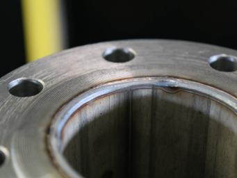 Detail svaru automatizovaného svařování. Vnější obvodové svařování robotem. Detail svaru automatizovaného svařování. Vnější obvodové svařování robotem.