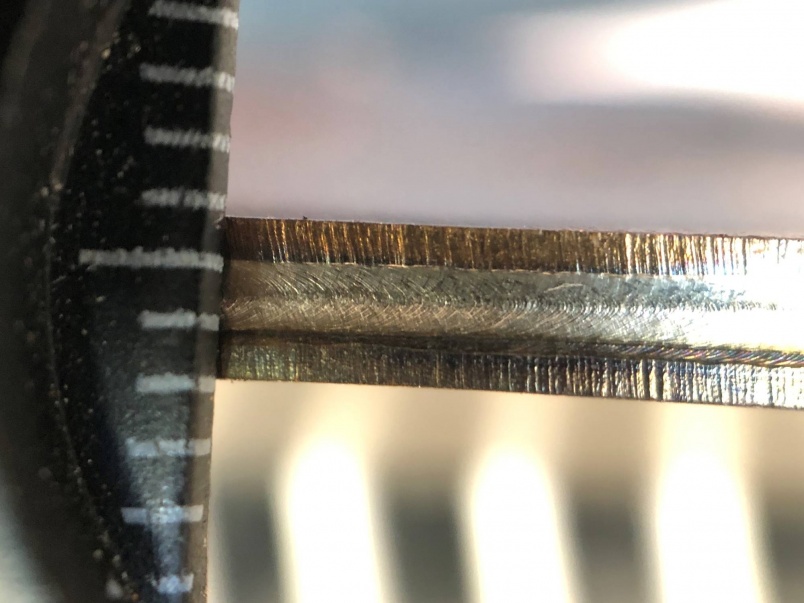 Detail svaru z ruční laserové svařečky. Lemový svar nerez 2 x 1,5 mm. Detail svaru z ruční laserové svařečky. Lemový svar nerez 2 x 1,5 mm.