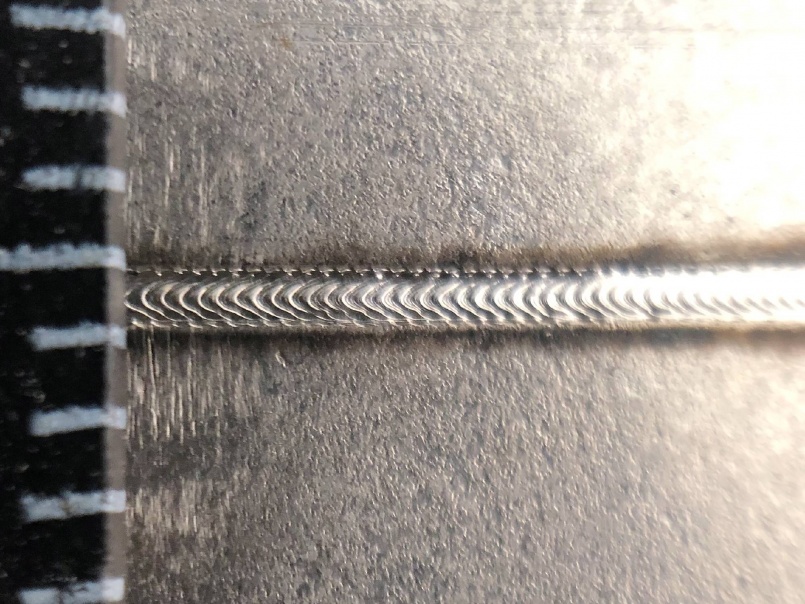 Detail svaru z ruční laserové svařečky. Svařovaný materiál 0,8 mm CS. Detail svaru z ruční laserové svařečky. Svařovaný materiál 0,8 mm CS.