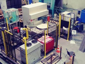 Laserová svařovací buňka. Svařování tahokovu laserem. Laserová svařovací buňka. Svařování tahokovu laserem.