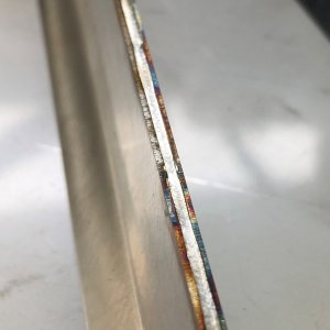 Lemový svar zhotovený ruční laserovou svařečkou. Lemový svar zhotovený ruční laserovou svařečkou.