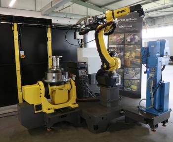 Mobilní modulární pracoviště. Robot FANUC s jednoosým polohovadlem na mobilní pletě. Robotické svařování. Mobilní modulární pracoviště. Robot FANUC s jednoosým polohovadlem na mobilní pletě. Robotické svařování.
