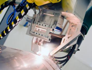 Robotické laserové svařování na tupo nerezových plechů. Robot FANUC.