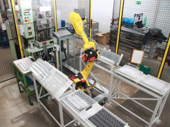 Einlegen der Ventile in die Presse vom Roboter. Robotische Manipulation. Roboter FANUC ARC Mate 0. Robotische Automatisierung. Einlegen der Ventile in die Presse vom Roboter. Robotische Manipulation. Roboter FANUC ARC Mate 0. Robotische Automatisierung.