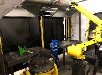 Installation der robotischen Schweißarbeitsstelle. Schweißroboter ARC Mate und Positionierer FANUC. Installation der robotischen Schweißarbeitsstelle. Schweißroboter ARC Mate und Positionierer FANUC.