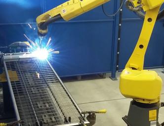 Installation einer robotischen Schweißarbeitsstelle. Ausstattung – Schweißroboter und Positionierer FANUC. Installation einer robotischen Schweißarbeitsstelle. Ausstattung – Schweißroboter und Positionierer FANUC.
