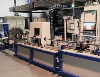 Integration des Laserschweißsystems in die Linie. Stumpfes Schweißen der Edelstahlröhre mit der Stärke 0,13 mm. Integration des Laserschweißsystems in die Linie. Stumpfes Schweißen der Edelstahlröhre mit der Stärke 0,13 mm.