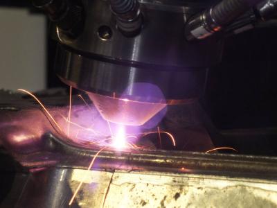 Laseraufschweißen der Pinchkanten der Formen Laseraufschweißen der Pinchkanten der Formen