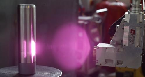 Laserhärten des Zapfens. Schnelle und effektive Methode des Oberflächenhärtens. Robotisches Positionieren eines mit der Drehachse Fanuc synchronisierten Härtekopfes. Laserhärten des Zapfens. Schnelle und effektive Methode des Oberflächenhärtens. Robotisches Positionieren eines mit der Drehachse Fanuc synchronisierten Härtekopfes.