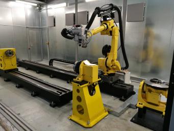 Robotische Laserschweißarbeitsstelle, Einachsen- und Zweiachsenpositionierer FANUC. Robotische Laserschweißarbeitsstelle, Einachsen- und Zweiachsenpositionierer FANUC.