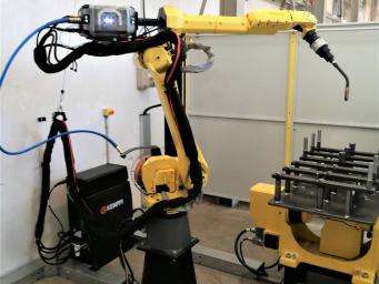 Robotische MIG/MAG-Arbeitsstelle. Robotisches Schweißen. Automatisierung des Schweißens mit dem Roboter. Robotische MIG/MAG-Arbeitsstelle. Robotisches Schweißen. Automatisierung des Schweißens mit dem Roboter.