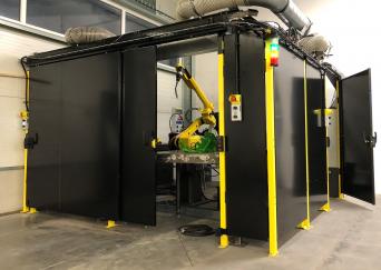 Robotische Schweißarbeitsstelle. Schweißroboter und Positionierer FANUC. Robotische Schweißarbeitsstelle. Schweißroboter und Positionierer FANUC.