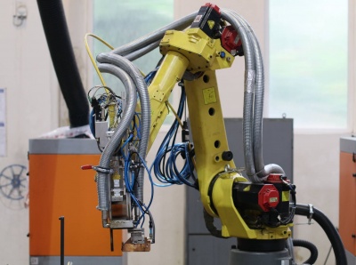 Robotische Schweißlaserarbeitsstelle mit einer Leistung von 4 kW.