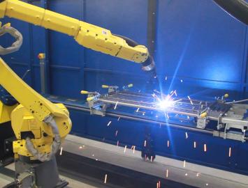 Robotisches MIG/MAG (CO2)-Schweißen mit dem Einachsenpositionierer. Schweißen mit dem Roboter FANUC. Robotisches MIG/MAG (CO2)-Schweißen mit dem Einachsenpositionierer. Schweißen mit dem Roboter FANUC.