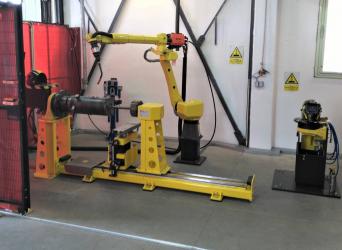 Robotisches Schweißen der Druckgefäße. Schweißroboter und Positionierer FANUC. Automatisierte robotische Arbeitsstelle. Robotisches Schweißen der Druckgefäße. Schweißroboter und Positionierer FANUC. Automatisierte robotische Arbeitsstelle.