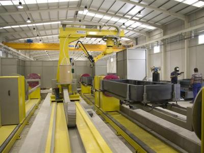 Robotisches Schweißen in Kombination hängender Roboter auf einem Linearbahn und vier Einachsenpositionierer Robotisches Schweißen in Kombination hängender Roboter auf einem Linearbahn und vier Einachsenpositionierer