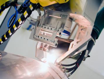 Robotisches stumpfes Laserschweißen der Edelstahlbleche. Roboter FANUC. Robotisches stumpfes Laserschweißen der Edelstahlbleche. Roboter FANUC.