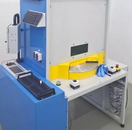 Schweißen der Komponententeile mit der Pistole Laserschweißen mit dem Karusselleinlegen Schweißen der Komponententeile mit der Pistole Laserschweißen mit dem Karusselleinlegen