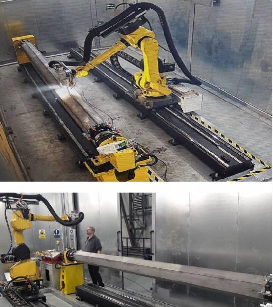 Sicht Blick in die Kammer auf die Arbeitsstelle des Laserschweißens mit einem ins Schweißmittel eingespannten und für das Schweißen vorbereiteten sechskantigen Rohr Sicht Blick in die Kammer auf die Arbeitsstelle des Laserschweißens mit einem ins Schweißmittel eingespannten und für das Schweißen vorbereiteten sechskantigen Rohr