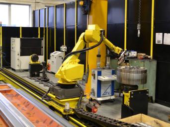 Stellite-Laseraufschweißen. Robotisches Aufschweißen. Roboter FANUC auf der linearen Achse. Stellite-Laseraufschweißen. Robotisches Aufschweißen. Roboter FANUC auf der linearen Achse.