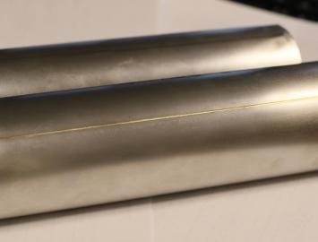Stumpfes Laserschweißen des Materials mit der Stärke 0,13 mm. Laserschweißen der dünnen Bleche.