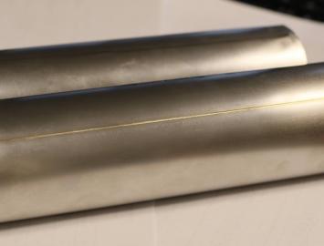 Stumpfes Laserschweißen des Materials mit der Stärke 0,13 mm. Laserschweißen der dünnen Bleche. Stumpfes Laserschweißen des Materials mit der Stärke 0,13 mm. Laserschweißen der dünnen Bleche.